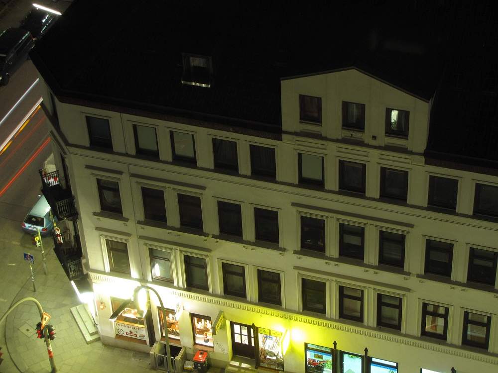 Vor dem Hotel