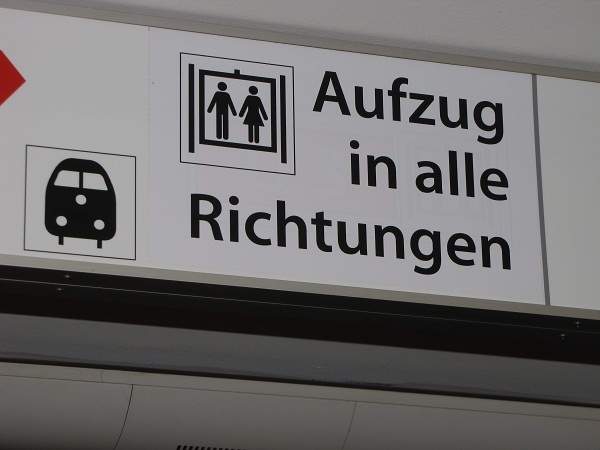 Aufzug im Bahnhof